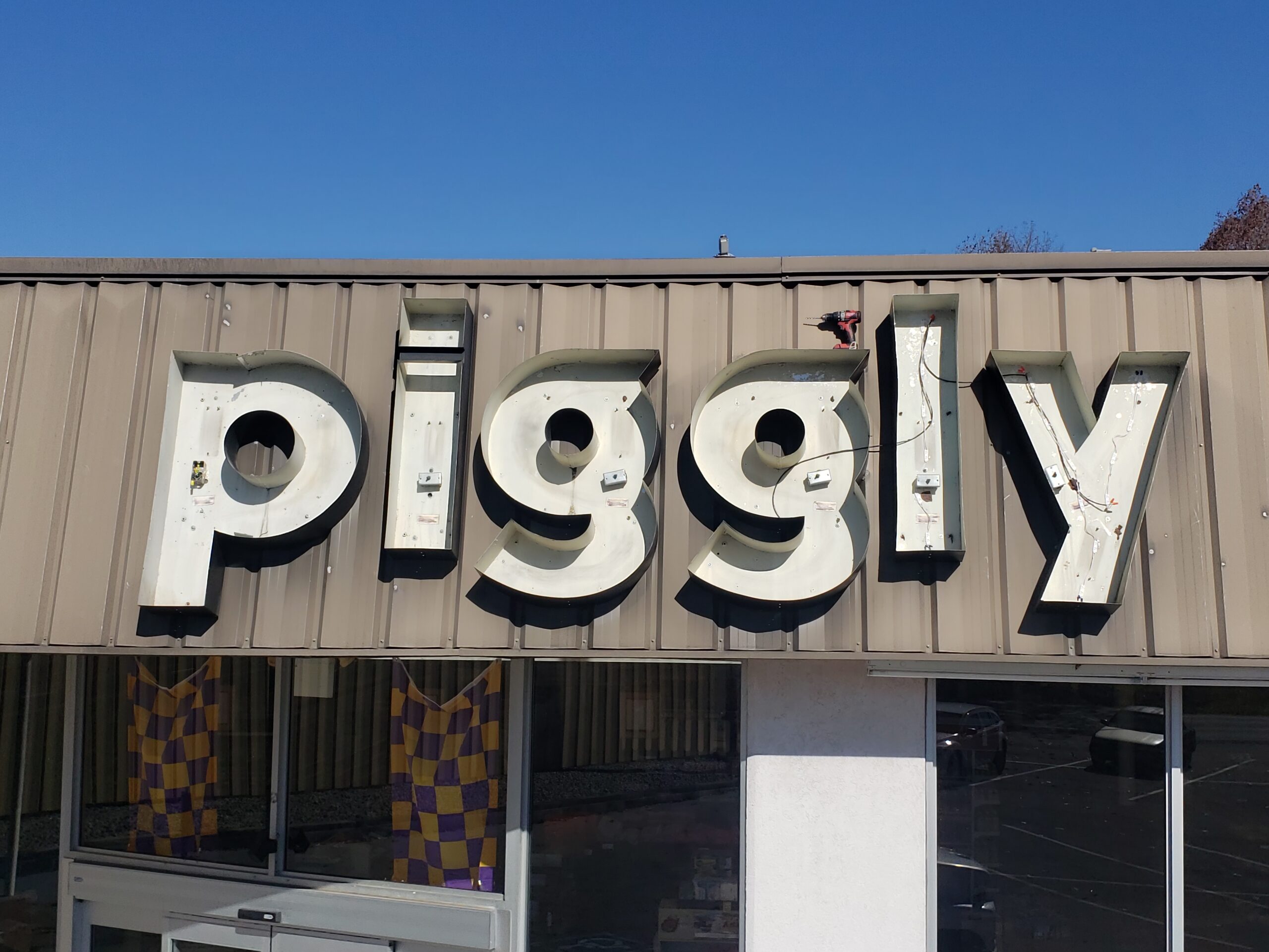 Piggly Wiggly storefront sign lighting repair